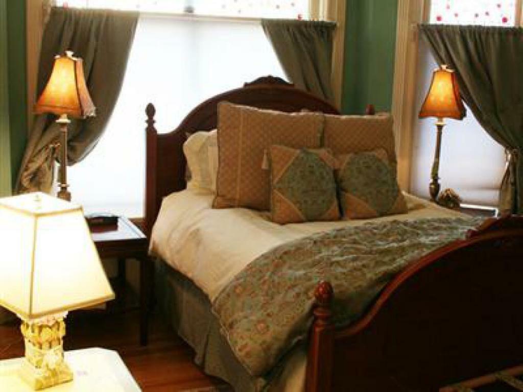 M&M Victorian Bed And Breakfast Marinette ภายนอก รูปภาพ